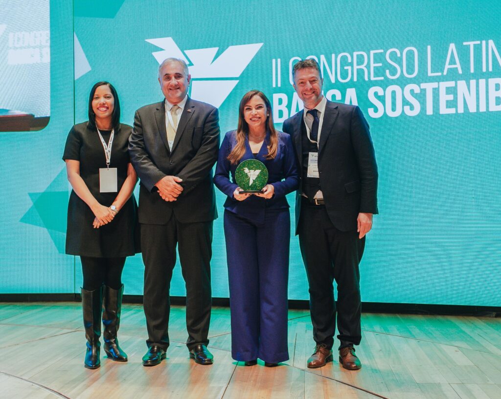 Linda Valette, vicepresidenta de Programas Estratégicos de
Banreservas, recibe el premio “+Futuro”. Le acompañan Dalma
Hernández, gerente de Banca Social de la Asociación de Bancos
Múltiples de la República Dominicana (ABA); Giorgio Trettenero,
secretario general de la Federación Latinoamericana de Bancos
(Felaban), y Marcelo Mazzon, director ejecutivo de la Asociación
de Bancos Públicos y Privados de Argentina (ABAPPRA).