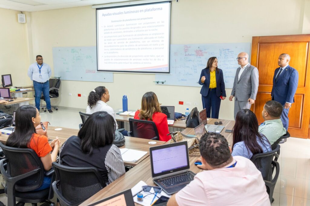 El director general del Instituto Dominicano de Aviación Civil (IDAC), Igor Rodríguez Durán, resaltó los aportes que ha realizado la Academia