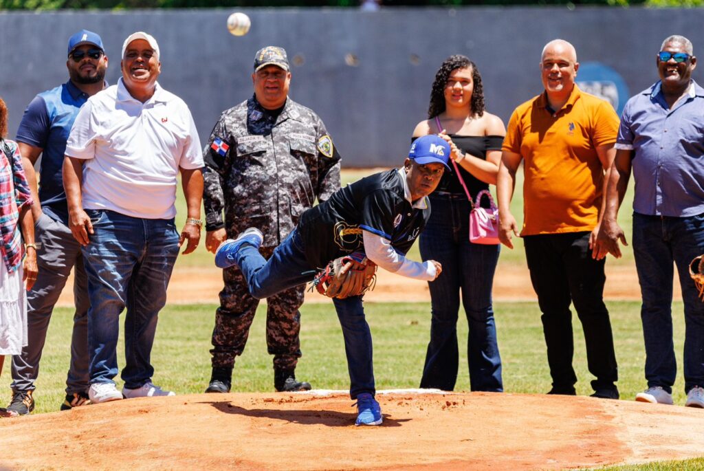 Héctor Acosta, artista y senador de la República, hizo el lanzamiento de honor el domingo en Bonao.