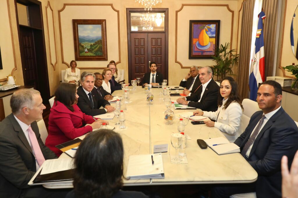 El presidente Luis Abinader sostuvo este viernes una reunión bilateral con el secretario de Estado de los Estados Unidos, Antony Blinken,