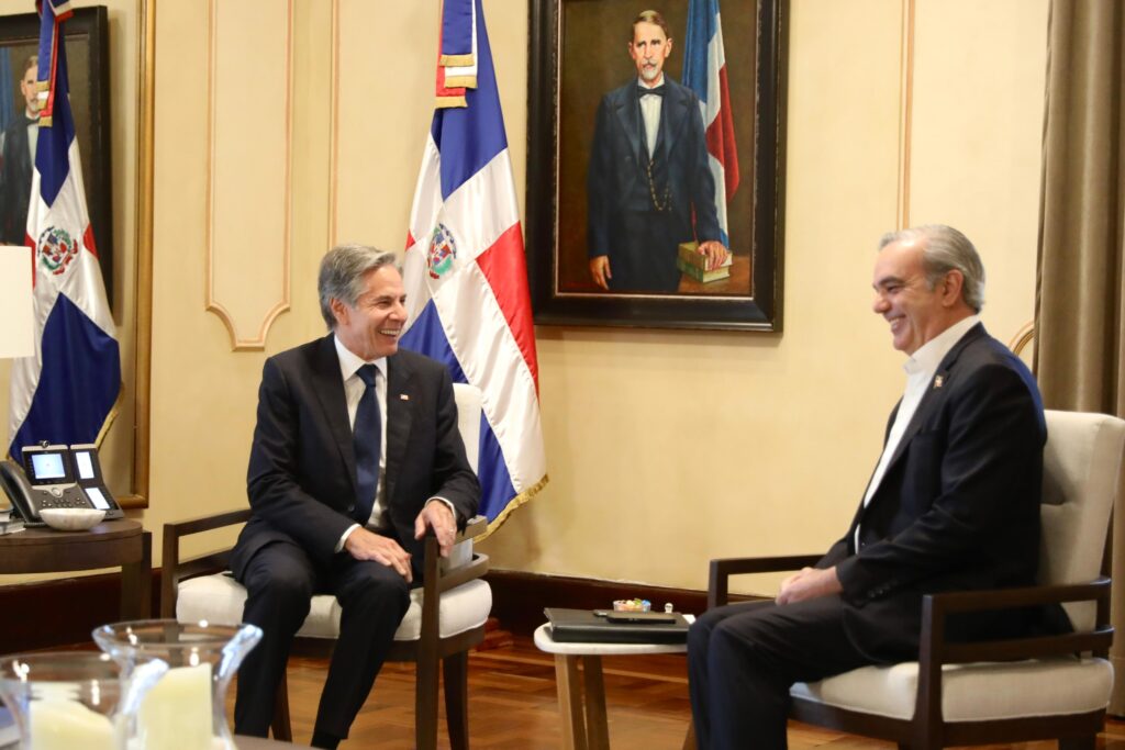 El presidente Luis Abinader sostuvo este viernes una reunión bilateral con el secretario de Estado de los Estados Unidos, Antony Blinken,