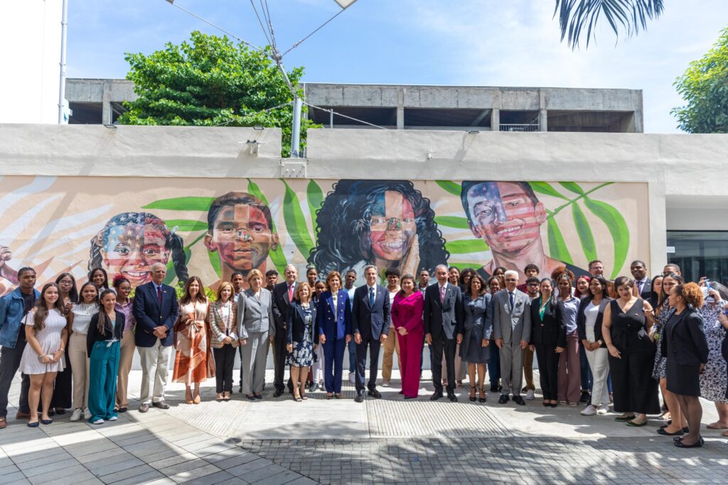 El secretario de Estado de los EE.UU., Antony J. Blinken se reunió con 25 estudiantes del Programa de Inglés de Inmersión,