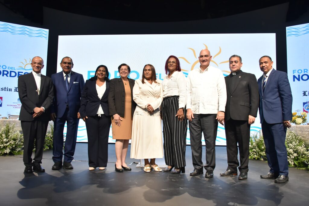  El ministro de Economía, Planificación y Desarrollo, Pável Isa Contreras, en el acto de apertura del Foro del Nordeste en San Francisco de Macorís, provincia Duarte.