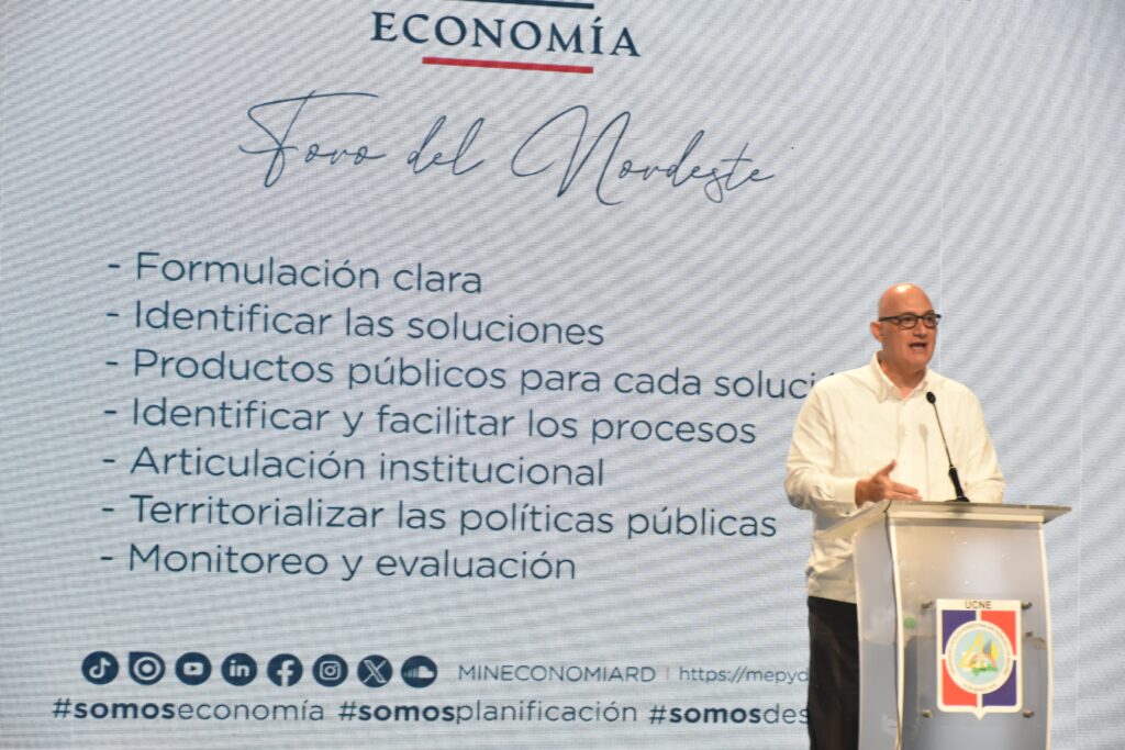  El ministro de Economía, Planificación y Desarrollo, Pável Isa Contreras, en el acto de apertura del Foro del Nordeste en San Francisco de Macorís, provincia Duarte.