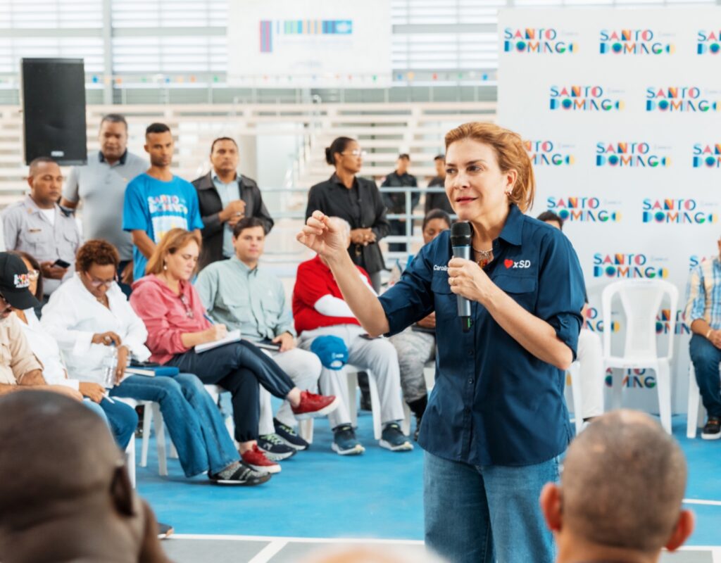 La alcaldesa Carolina Mejía encabezó el programa La Alcaldía Llega a Ti en el sector La Ciénega, donde escuchó peticiones de los residentes