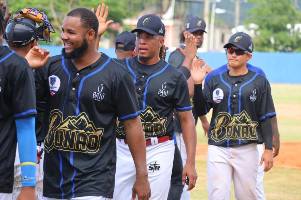 Los Mineros de Bonao (7-7) ganaron este fin de semana dos de sus tres encuentros y se mantienen pegados de los Bravos de La Vega (6-6) 