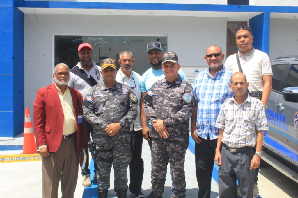 Miembros del Patronato por la Seguridad Ciudadana de Santo Domingo Oeste, encabezado por su presidente , Alfonso Gómez, y acompañado