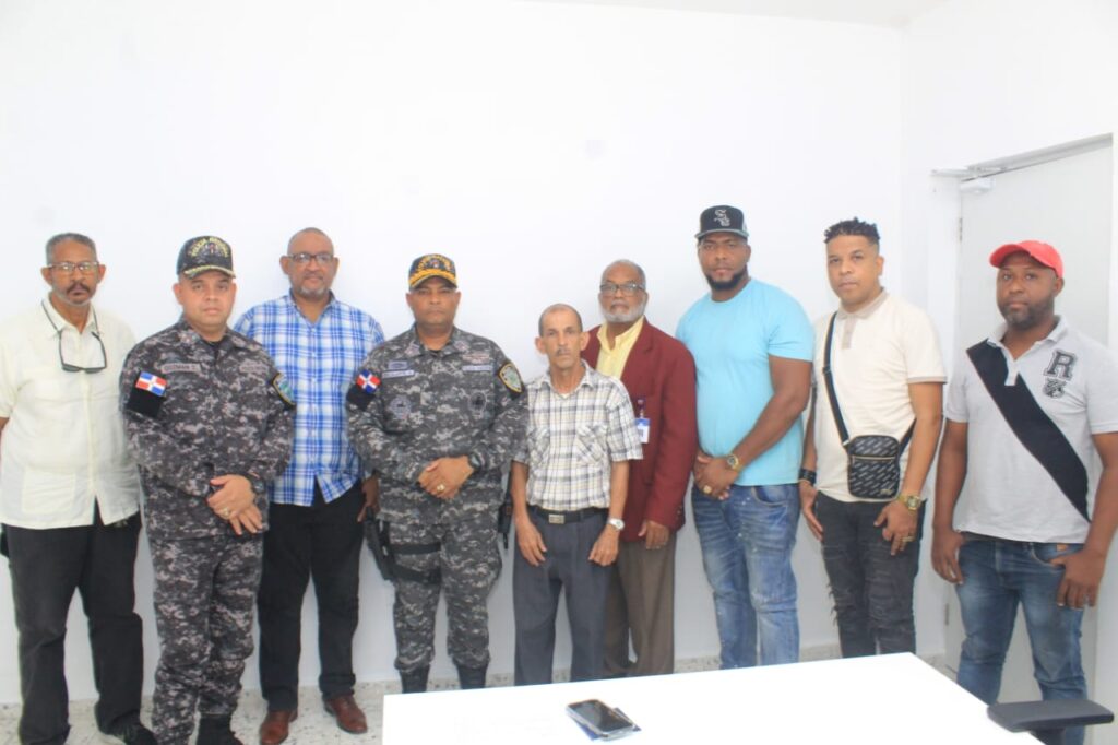 Miembros del Patronato por la Seguridad Ciudadana de Santo Domingo Oeste, encabezado por su presidente , Alfonso Gómez, y acompañado