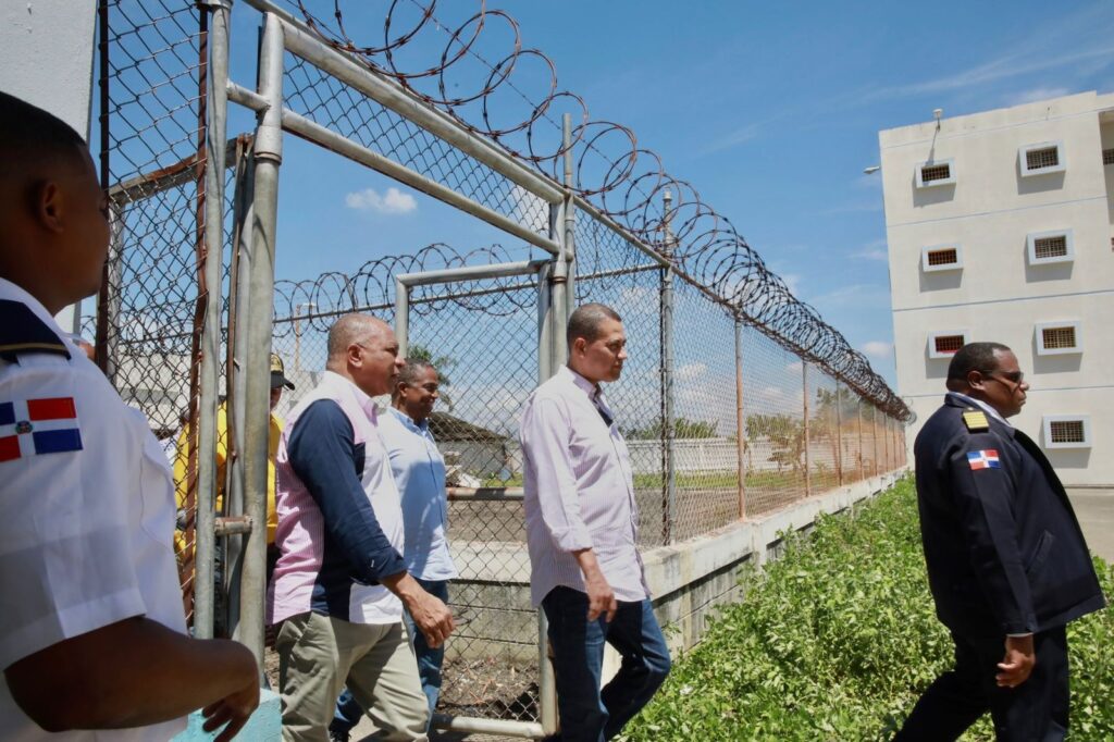 El presidente del Consejo Directivo del Instituto Dominicano de las Telecomunicaciones (Indotel), Guido Gómez Mazara, realizó un recorrido