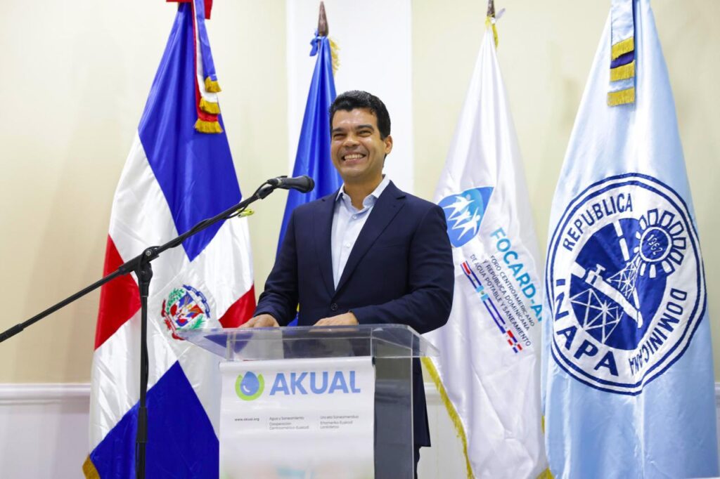 El director ejecutivo del Instituto Nacional de Aguas Potables y Alcantarillados (INAPA), Wellington Arnaud, en su condición de presidente 