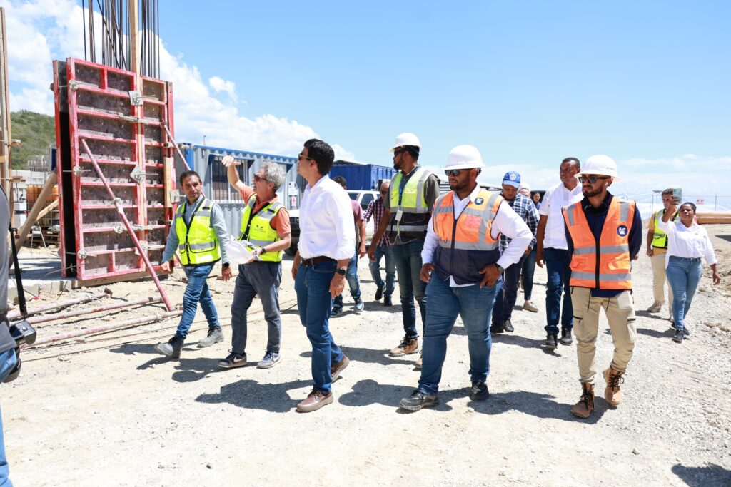 Wellington Arnaud, director ejecutivo del Instituto Nacional de Aguas Potables y Alcantarillados (INAPA), supervisó los trabajos de construcción del acueducto de Monción, provincia Santiago Rodríguez, así como el de Navarrete, provincia Santiago, y pudo verificar que ambos proyectos avanzan de acuerdo al cronograma para dar respuesta a reclamos de décadas.