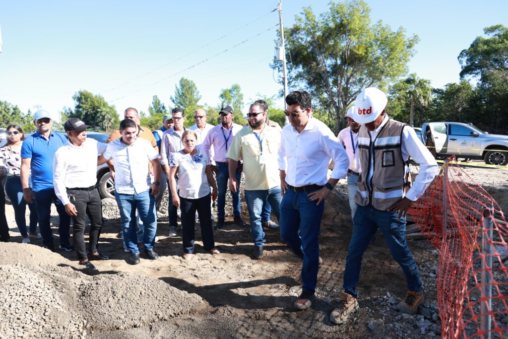 Wellington Arnaud, director ejecutivo del Instituto Nacional de Aguas Potables y Alcantarillados (INAPA), supervisó los trabajos de construcción del acueducto de Monción, provincia Santiago Rodríguez, así como el de Navarrete, provincia Santiago, y pudo verificar que ambos proyectos avanzan de acuerdo al cronograma para dar respuesta a reclamos de décadas.