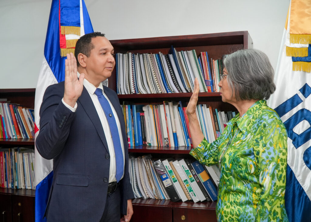 El doctor Jesús Andújar Avilés al momento de ser juramentado por la señora Clara Joa, directora del Gabinete
Ministerial.