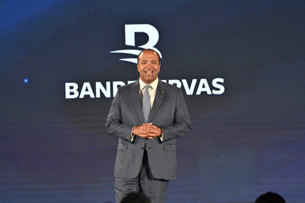 El presidente ejecutivo de Banreservas, Samuel Pereyra, al hablar en el evento,
recordó que la obra se corresponde con otras entregas hechas anteriormente
en las áreas del periodismo, misión que inició en 2023, con el tomo Reservas del
Periodismo Dominicano.
