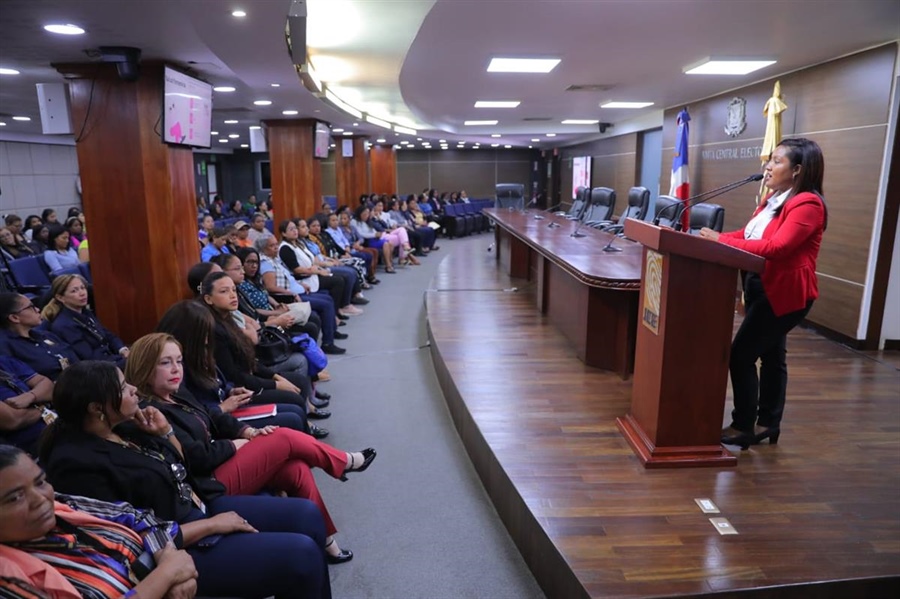 Con el propósito de orientar sobre la prevención, cuidado y diagnóstico del cáncer de mama, la Junta Central Electoral (JCE),