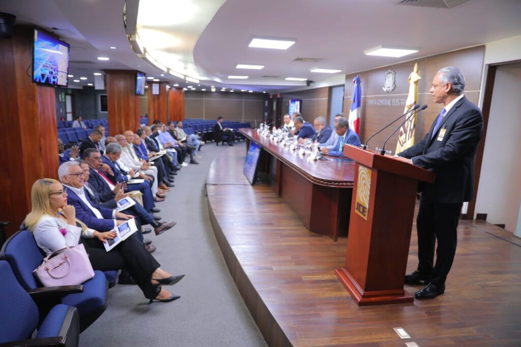  La Junta Central Electoral (JCE), a través de una comisión técnica integrada por directores de la institución, realizó este martes