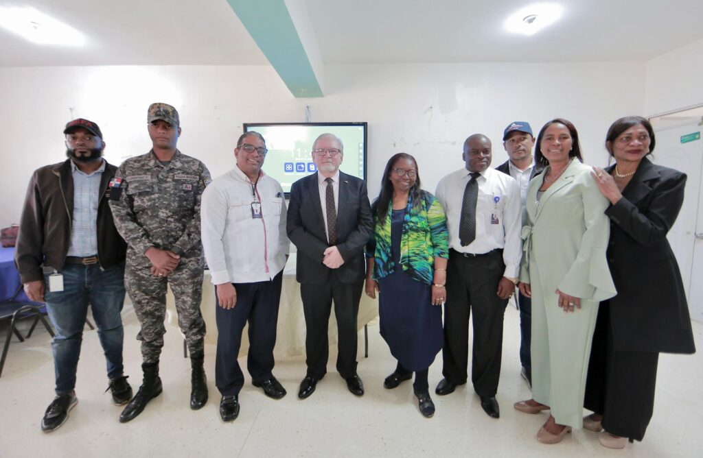 Giacomo Cucco Finco, director del DEFA, Pascuala Beato de Sepúlveda, directora del distrito escolar 10-01, Bla Emilio Romero, subdirector regional de Educación, Carlos Manuel Vizcaíno del DEFA, Teresa De La Cruz, coordinadora del distrito, Daysi De La Cruz, técnica docente nacional del departamento de Cultura y Cultos, Marcel Tirado, técnico docente nacional del departamento de Cultura y Cultos, 2do teniente Luis Florentino Pérez y Luis Javier Lorenzo del DEFA.
 