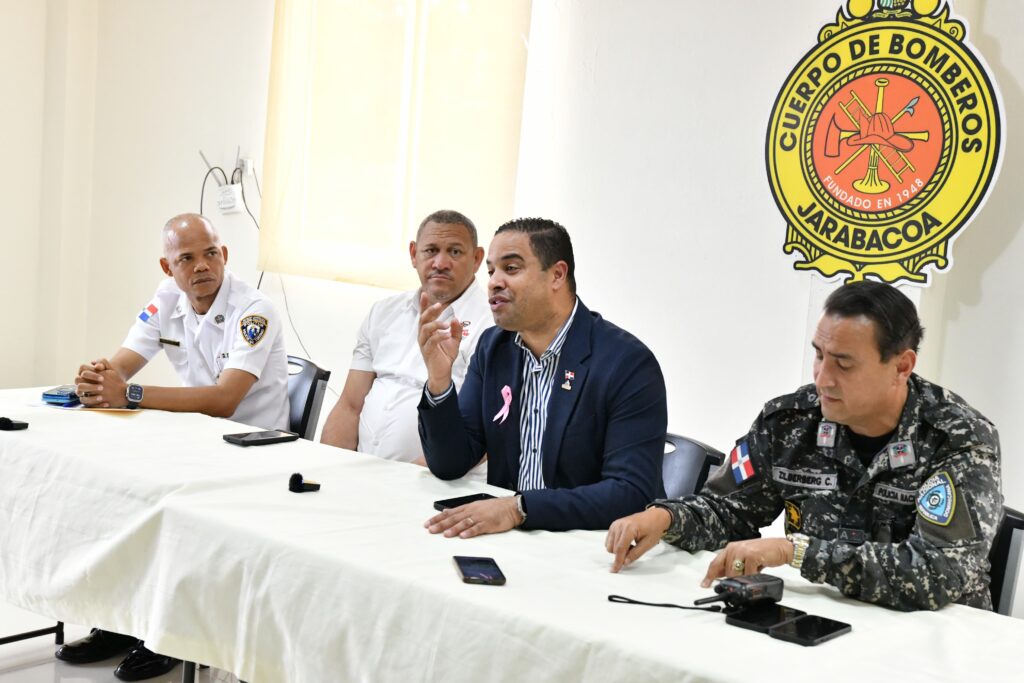 Viceministro Edwin Féliz en diálogo con propietarios de negocios nocturnos en Jarabacoa.

