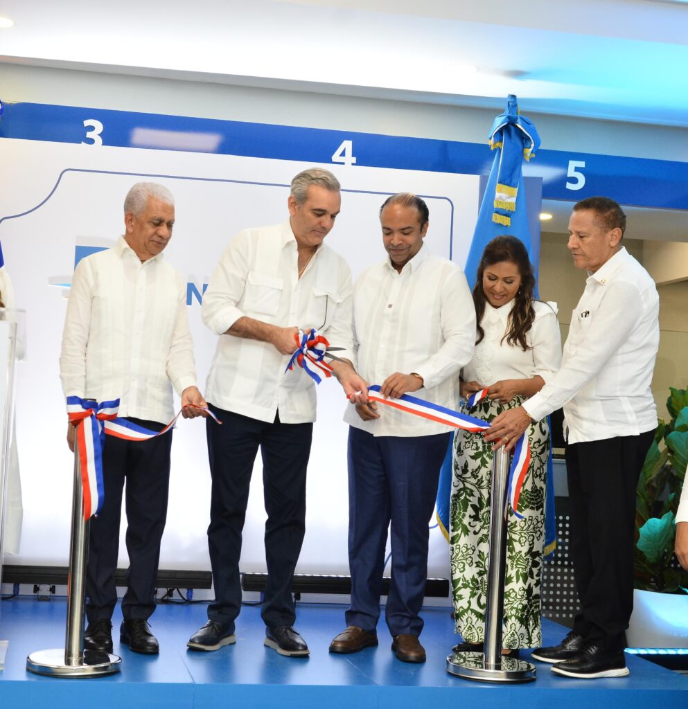 El presidente de la República, Luis Abinader, y el presidenteejecutivo de Banreservas, Samuel Pereyra, inauguraron hoy una nueva oficina