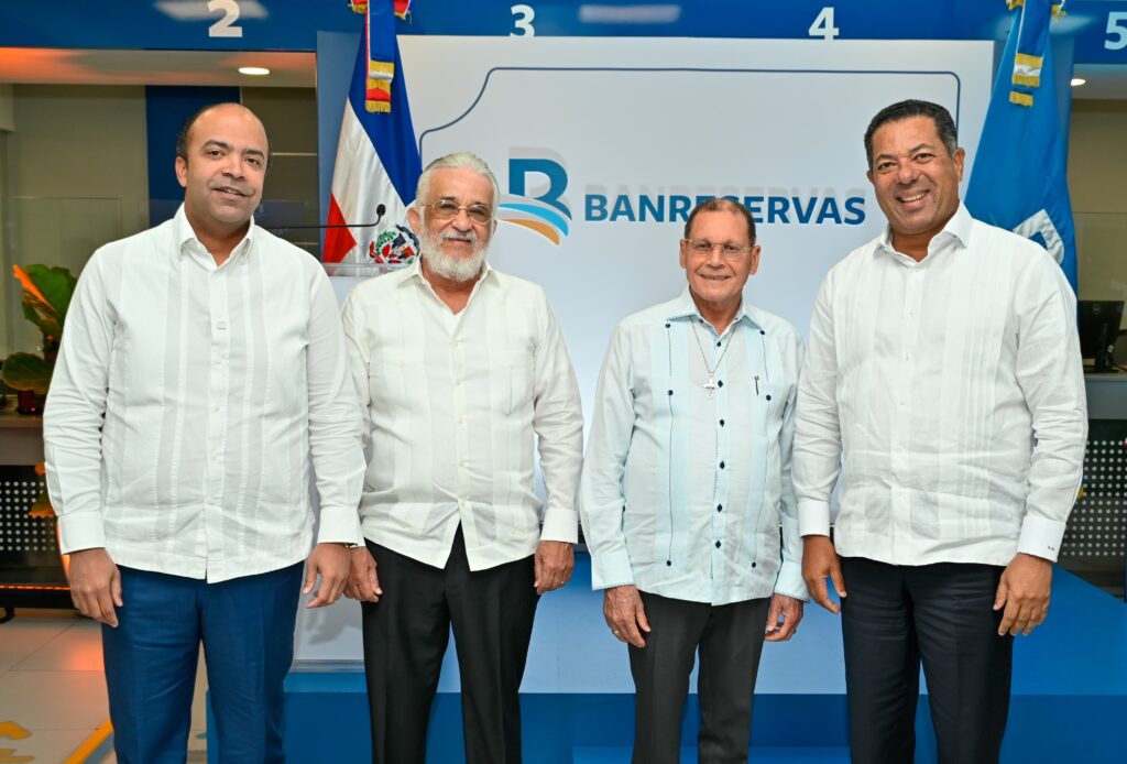 El presidente de la República, Luis Abinader, y el presidenteejecutivo de Banreservas, Samuel Pereyra, inauguraron hoy una nueva oficina