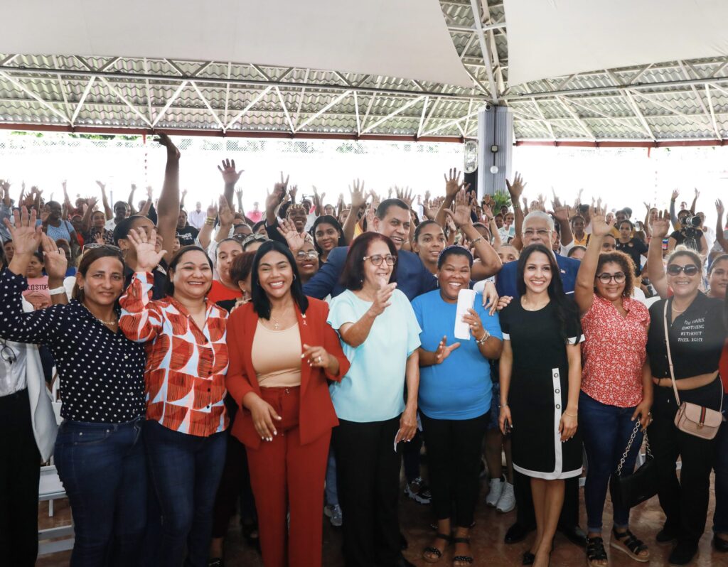 El Instituto Dominicano de las Telecomunicaciones (INDOTEL) ha beneficiado a 217 mujeres jefas de hogar en el municipio Santo Domingo Oeste