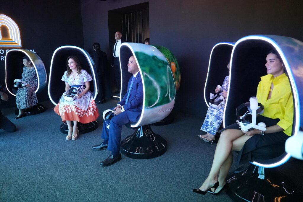 Ejecutivos de Banreservas viven la experiencia de la sala de Realidad
Virtual del Centro Cultural Banreservas. De izquierda a derecha Besaida
Santana de Báez, miembro del Consejo; Noelia García de Pereyra,
presidenta del Voluntariado; Samuel Pereyra, presidente ejecutivo, y
Fraysis Moronta, vicepresidenta senior de Capital Humano, Tecnología y
Operaciones.