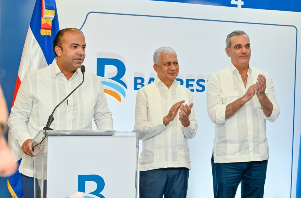 El presidente de la República, Luis Abinader, y el presidenteejecutivo de Banreservas, Samuel Pereyra, inauguraron hoy una nueva oficina