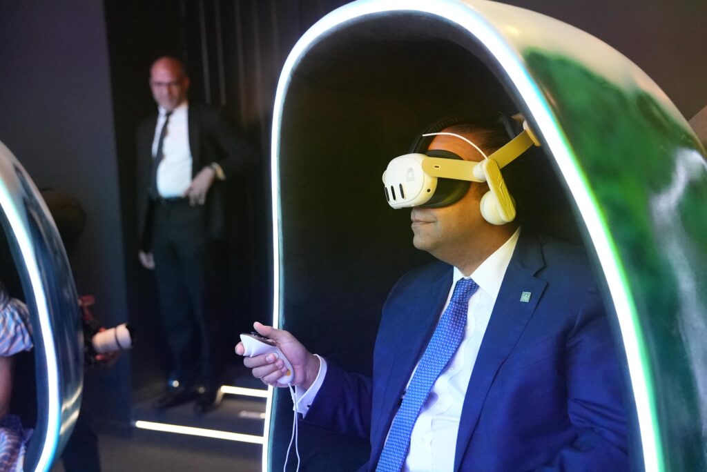 Samuel Pereyra, presidente ejecutivo de Banreservas, vive la experiencia
de la sala de Realidad Virtual del Centro Cultural Banreservas.