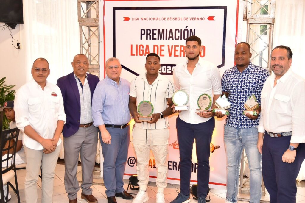 La Liga Nacional de Béisbol de Verano celebró este jueves su ceremonia de premiación a los jugadores más destacados y líderes departamentales