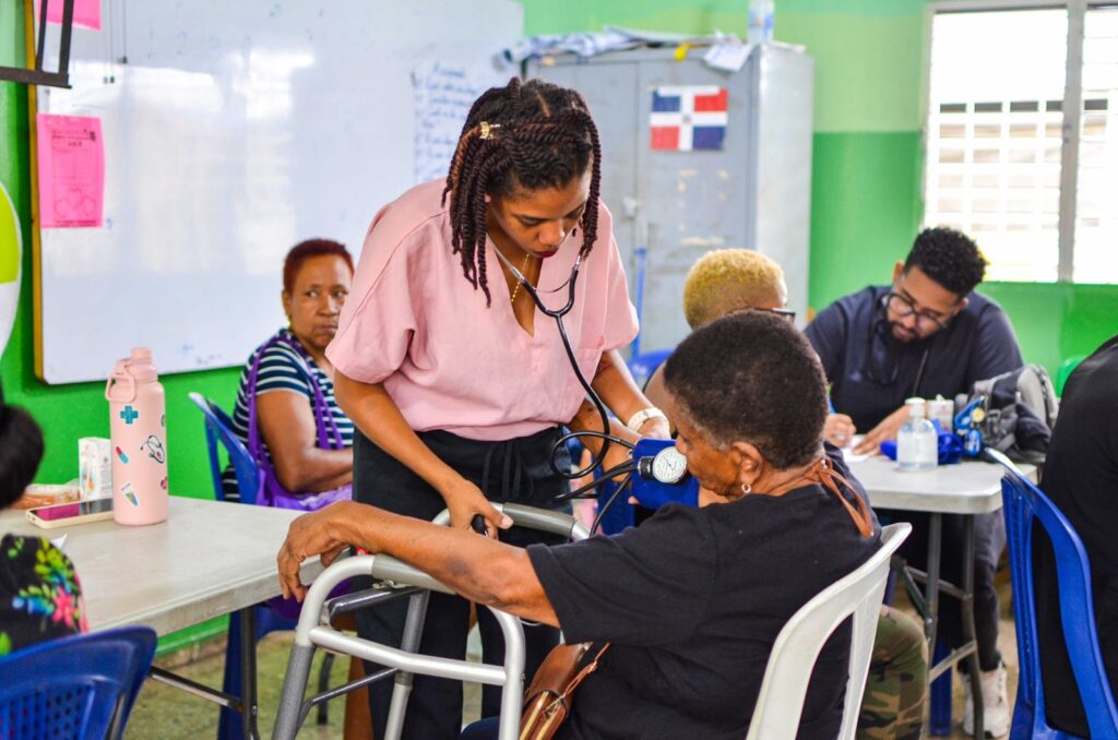 El regidor por este municipio Jassiel Díaz, junto a su equipo de trabajo realizaron un amplio operativo social, donde fueron beneficiadas 