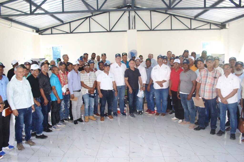 En el marco del Proyecto de Mejoramiento de la Ganadería en República Dominicana (PROMEGAN),657 productores ganaderos de la Línea Noroeste 