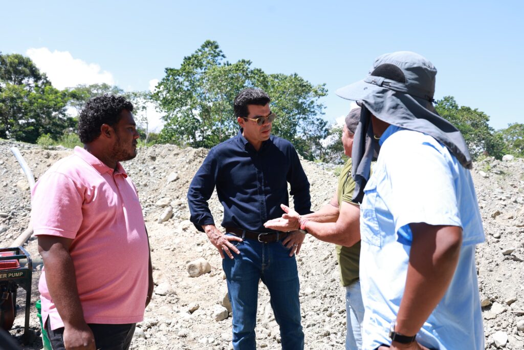 Wellington Arnaud, director ejecutivo del Instituto Nacional de Aguas Potables y Alcantarillados (INAPA), supervisó este viernes los trabajos