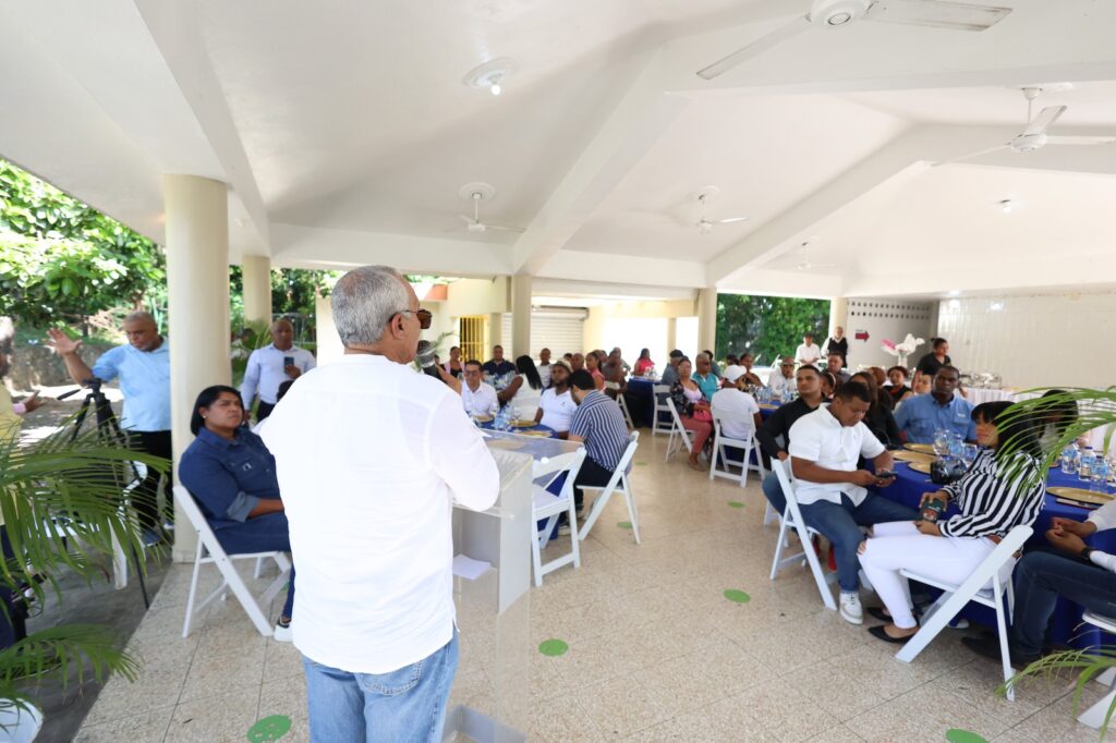 El alto dirigente del Partido Revolucionario Moderno (PRM), ingeniero Luis Popa, encabezó un desayuno-encuentro este domingo con dirigentes