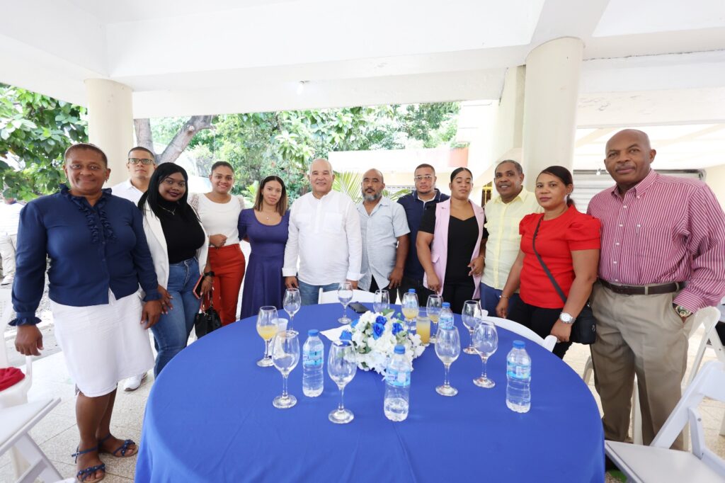 El alto dirigente del Partido Revolucionario Moderno (PRM), ingeniero Luis Popa, encabezó un desayuno-encuentro este domingo con dirigentes