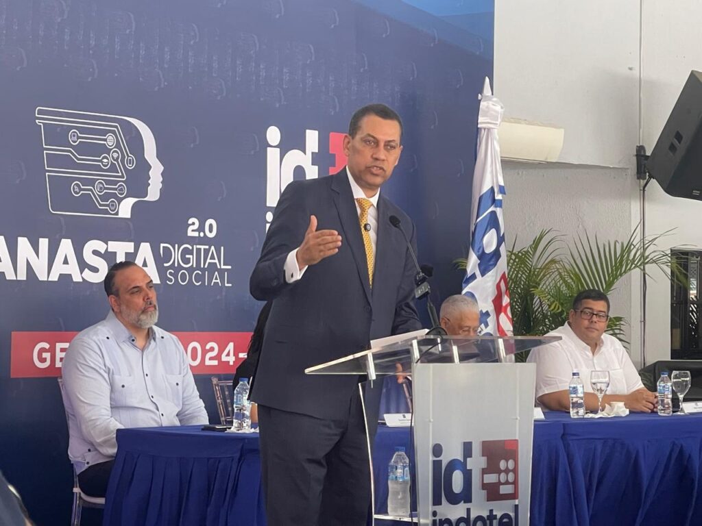 El Instituto Dominicano de las Telecomunicaciones (INDOTEL) ha beneficiado a 217 mujeres jefas de hogar en el municipio Santo Domingo Oeste