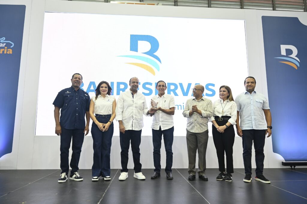 El presidente ejecutivo de Banreservas, Samuel Pereyra, le entrega un
reconocimiento al doctor Antonio Cruz Jiminián, junto a Ysidro García,
vicepresidente senior de Negocios; Noelia García de Pereyra, presidenta del
Voluntariado Banreservas; Alfredo Pacheco, presidente de la Cámara de
Diputados; Carolina Mejía, alcaldesa del Distrito; y José Almonte, vicepresidente
ejecutivo Administrativo, durante la séptima jornada de Bancarizar es Patria.