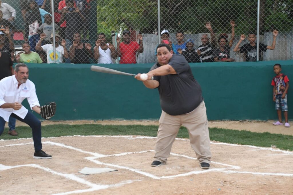 El Comisionado Nacional de Béisbol, Junior Noboa junto a la oficina de MLB en República Dominicana entregaron