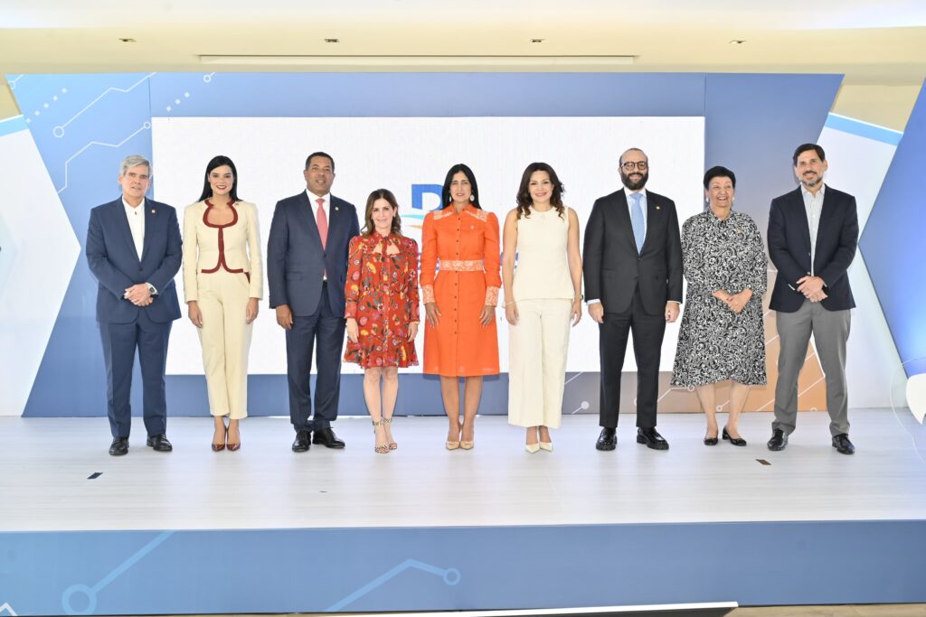 Altos ejecutivos de Banreservas encabezan el Demo Day 2024. De izquierda a
derecha: Pedro Pérez, miembro del Consejo de Directores; Fraysis Moronta,
vicepresidenta ejecutiva senior de Capital Humano, Tecnología y Operaciones;
Ysidro García, vicepresidente ejecutivo senior de Negocios; Nelly Carías, miembro
del Consejo de Directores; Raquel Giraldez, directora de Sostenibilidad y
Responsabilidad Social; Noelia García de Pereyra, presidenta del Voluntariado;
Francisco Elías, vicepresidente ejecutivo senior de las Empresas Subsidiarias
Banreservas; y Besaida Santana de Báez y Víctor Perdomo, miembros del Consejo
de Directores.