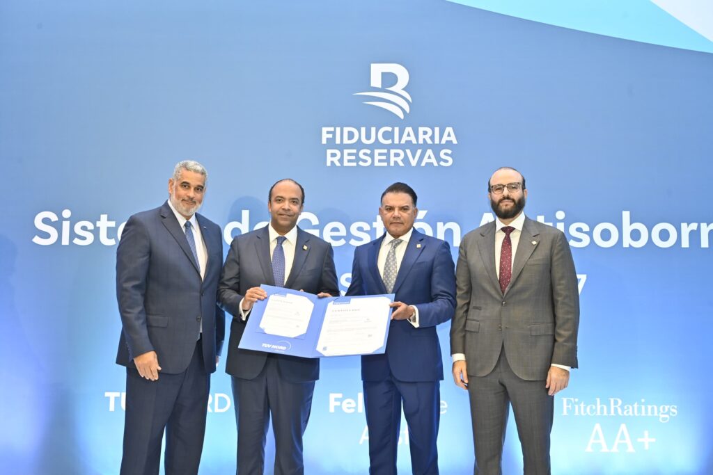 Samuel Pereyra, presidente ejecutivo de Banreservas; y Andrés Vander Horst,
vicepresidente ejecutivo de Fiduciaria Reservas; reciben la certificación ISO 37001
de manos del señor Carlos Ortega, representante del BDO en República
Dominicana; en compañía de Francisco Elías, vicepresidente ejecutivo senior de
empresas subsidiaria.