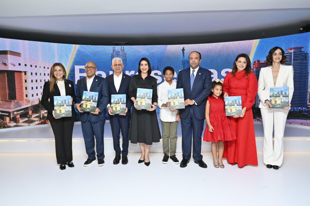 Carolina Mejía, Alfredo Pacheco, Ricardo de los Santos, Raquel Arbaje,
Ángel Pereyra García, Samuel Pereyra, Ava Pereyra García, Noelia García de
Pereyra y Rita Abinader Corona.