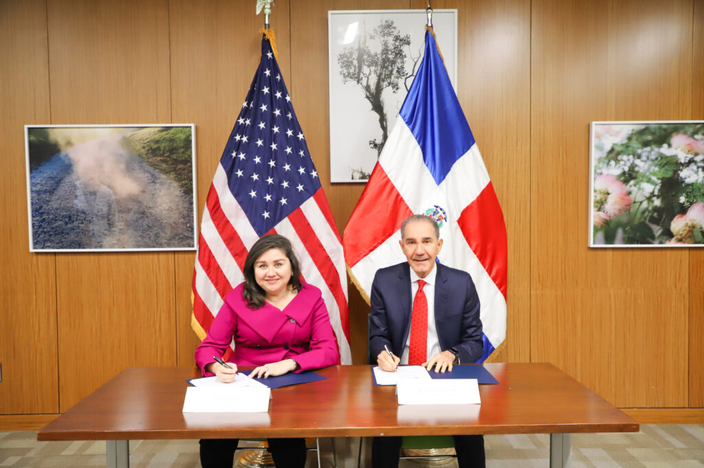 La encargada de Negocios de la Embajada de los Estados Unidos en la República Dominicana, Patricia Aguilera, y el ministro de Educación Superior, Ciencia y Tecnología, doctor Franklin García Fermín, renovaron este martes el acuerdo del programa de becas Fulbright-MESCyT.