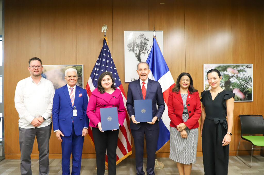 La encargada de Negocios de la Embajada de los Estados Unidos en la República Dominicana, Patricia Aguilera, y el ministro de Educación Superior, Ciencia y Tecnología, doctor Franklin García Fermín, renovaron este martes el acuerdo del programa de becas Fulbright-MESCyT.