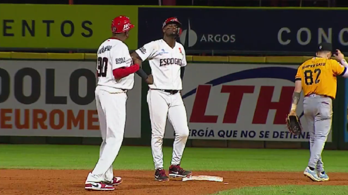 Junior Lake conectó doble de dos carreras en la séptima entrada para los Leones del Escogido ganaran su juego 16 al derrotar 9-7 