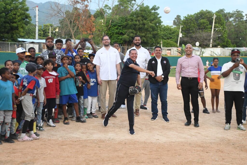 El Comisionado Nacional de Béisbol, Junior Noboa junto a la oficina de MLB en República Dominicana entregaron