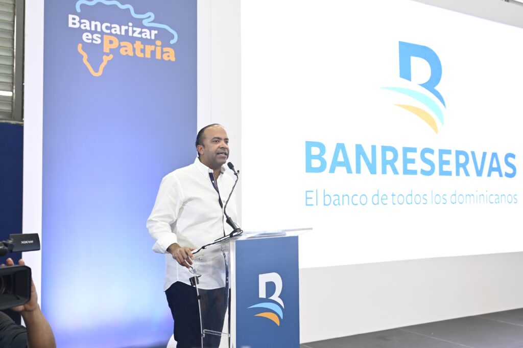 Samuel Pereyra, presidente ejecutivo de Banreservas, en la séptima jornada de
Bancarizar es Patria del Banco de Reservas.