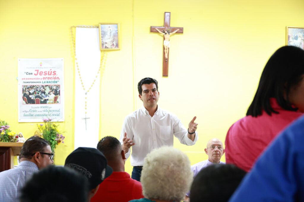 El director ejecutivo del Instituto Nacional de Aguas Potables y Alcantarillados (INAPA), Wellington Arnaud, se reunió con los comunitarios 