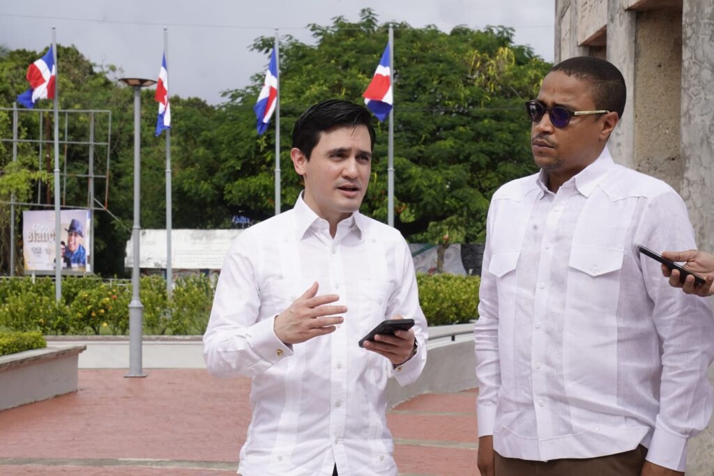 En conmemoración por el 180 aniversario de la firma de la primera Constitución de la República Dominicana, la Academia Dominicana de Genealogía y Heráldica realizó este miércoles 6 de noviembre el depósito de una ofrenda floral ante el Monumento a los Constituyentes en la provincia San Cristóbal.