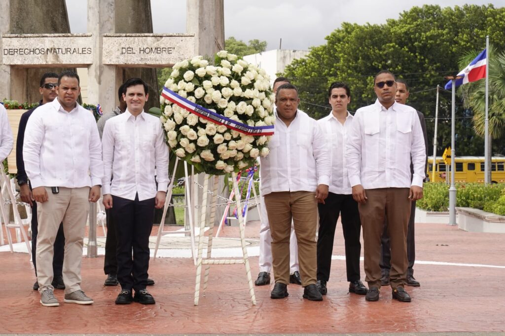 En conmemoración por el 180 aniversario de la firma de la primera Constitución de la República Dominicana, la Academia Dominicana de Genealogía y Heráldica realizó este miércoles 6 de noviembre el depósito de una ofrenda floral ante el Monumento a los Constituyentes en la provincia San Cristóbal.