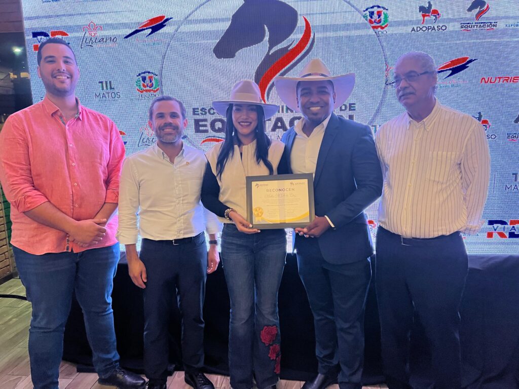  La Escuela Dominicana de Equitación celebró un evento de reconocimiento para sus destacados jinetes y amazonas que representaron a la República Dominicana en la XIV Competencia Mundial de CONFEPASO, celebrada en Humacao, Puerto Rico, y reunió a familiares, amigos y empresas patrocinadoras para honrar el esfuerzo y talento de los jóvenes, así como el compromiso de los aliados que hicieron posible su participación.