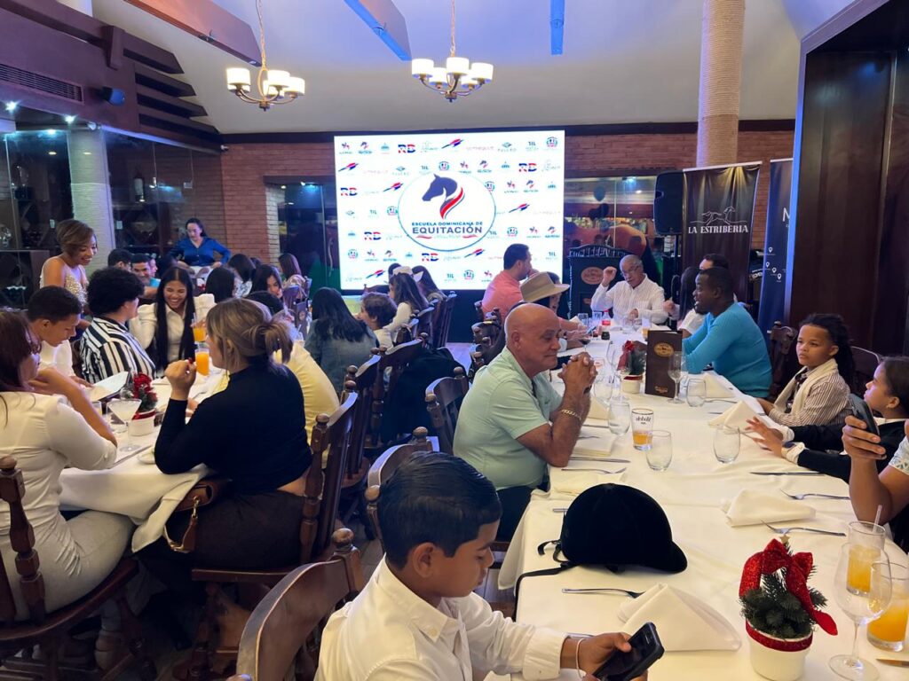  La Escuela Dominicana de Equitación celebró un evento de reconocimiento para sus destacados jinetes y amazonas que representaron a la República Dominicana en la XIV Competencia Mundial de CONFEPASO, celebrada en Humacao, Puerto Rico, y reunió a familiares, amigos y empresas patrocinadoras para honrar el esfuerzo y talento de los jóvenes, así como el compromiso de los aliados que hicieron posible su participación.